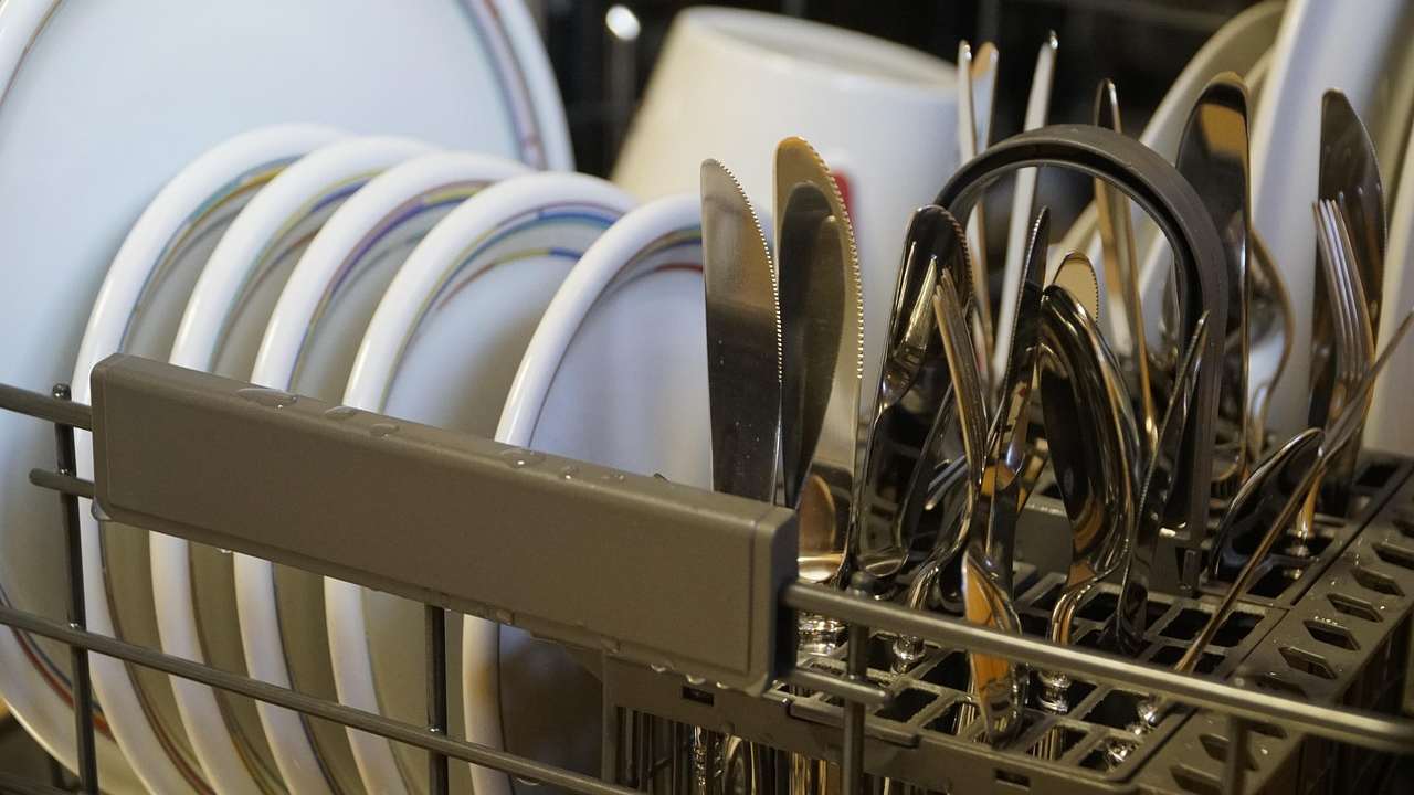 Cosa non inserire mai nella lavastoviglie - agemobile.com - 20250327