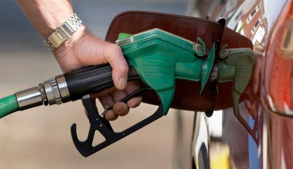 Pompa di benzina premi sempre questo tasto - Agemobile.com (Fonte foto Canva)