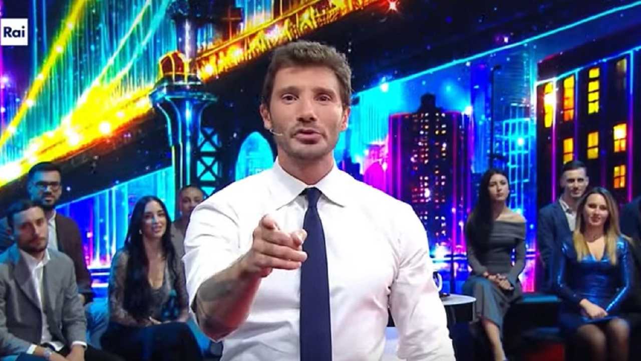 Stefano De Martino, feroci critiche contro il conduttore - agemobile.com - 20250306