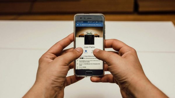 Facebook, addio a tutti i contatti - agemobile.com (foto Pexels)