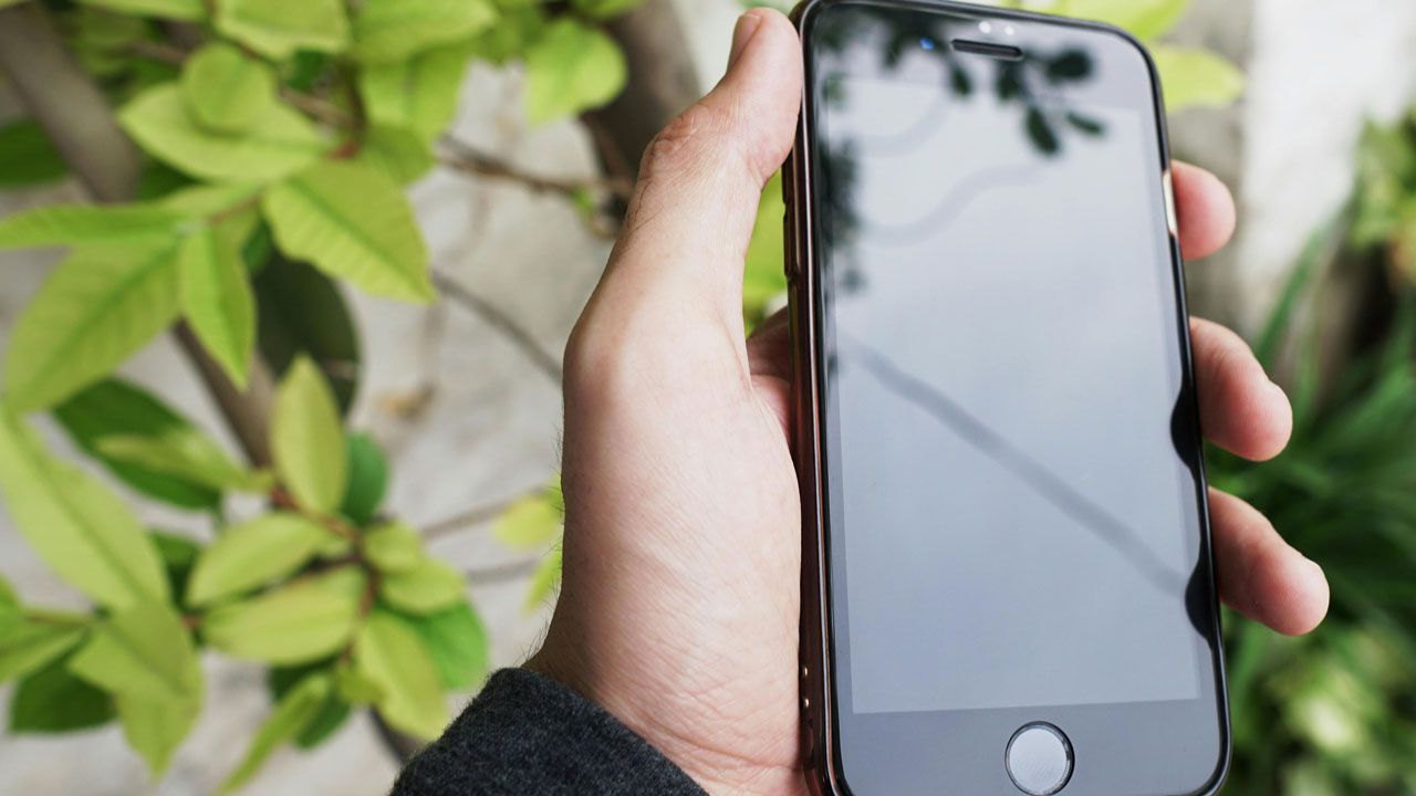 Fotocamera cellulare: come pulirla e cosa usare per evitare danni alla lente