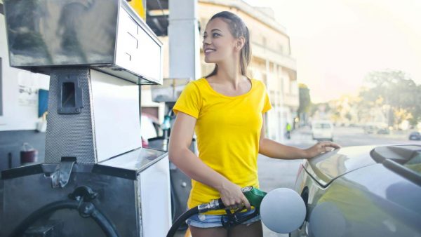 I consigli per fare benzina e risparmiare - agemobile.com -(foto Pexels)