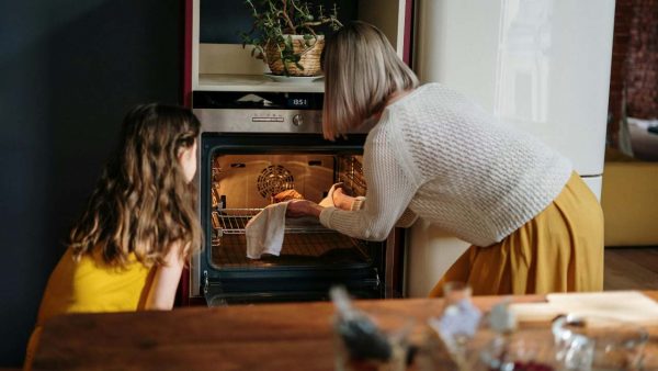 Il trucco dello sportello per risparmiare sui consumi del forno - agemobile.com (Foto Pexels)