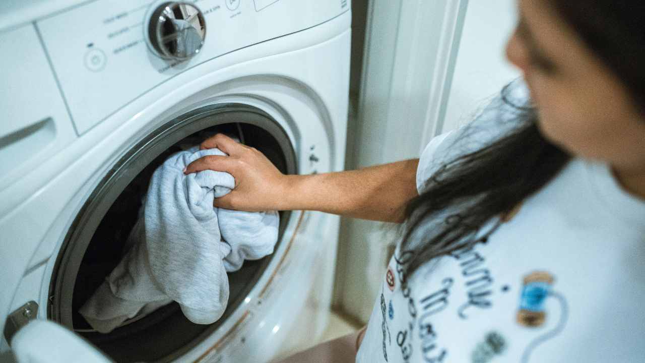 Il trucco per ridurre i consumi della lavatrice - agemobile.com (Foto pexels)