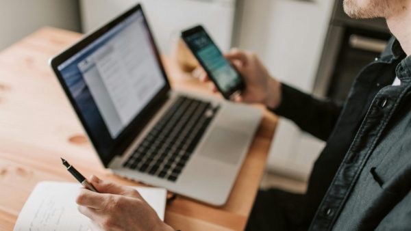 La truffa via Whatsapp che si avvale di una foto - agemobile.com (Foto pexels)