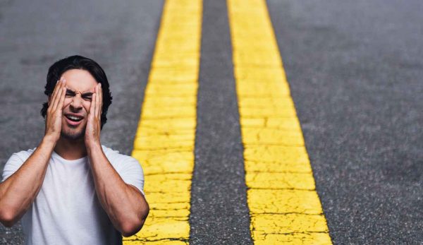Strisce ondulate in strada che fanno impazzire gli automobilisti - Agemobile.com (Fonte foto Canva)