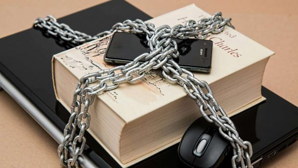Telefono bloccato, così si corre un grosso pericolo - agemobile.com (Foto Pexels)