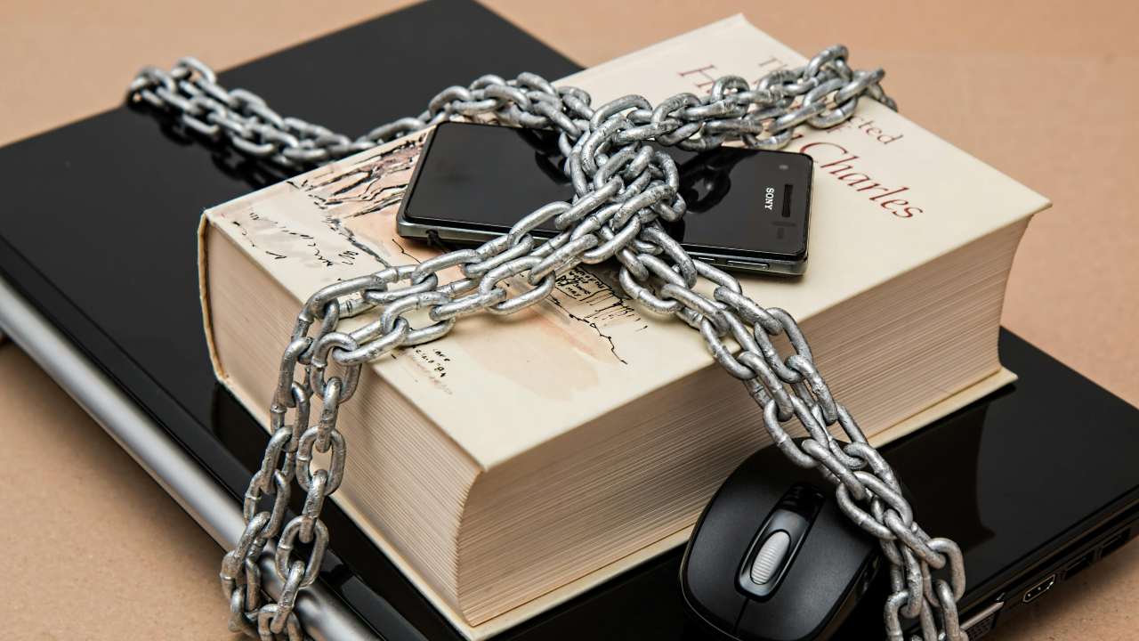 Telefono bloccato, così si corre un grosso pericolo - agemobile.com (Foto Pexels)