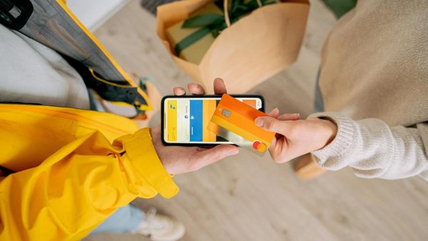 Addio ai contanti, non si pagherà più con i soldi liquidi - agemobile.com (Foto Pexels)