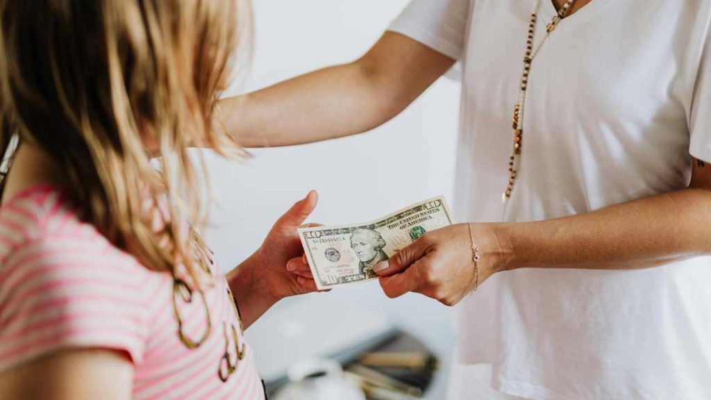 Attenzione a regalare denaro, l'Agenzia delle Entrate vi controlla - agemobile.com (Foto Pexels)