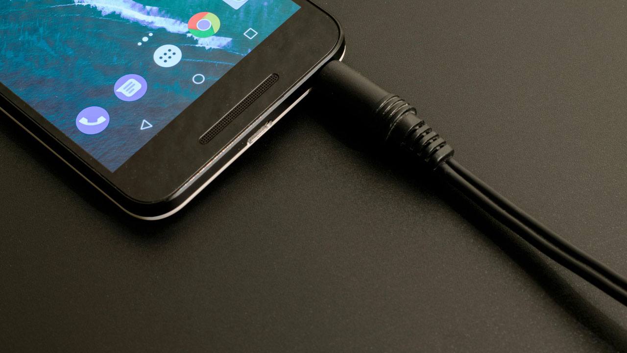 La batteria del cellulare si scarica in fretta? 8 regole da impostare nel telefonino per farla durare più a lungo