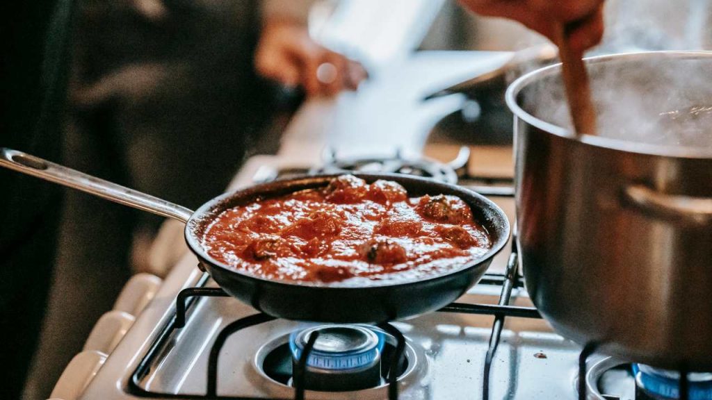 Il trucco per cucinare senza consumare gas - agemobile.com (Foto Pexels)
