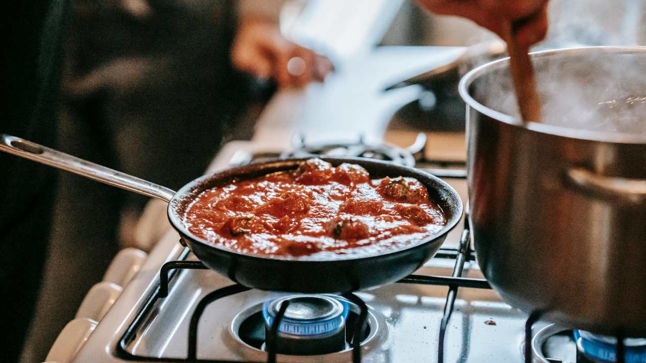 Il trucco per cucinare senza consumare gas - agemobile.com (Foto Pexels)