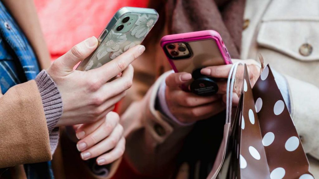 Le nuove generazioni dicono addio alle cover - agemobile.com (Foto pexels)