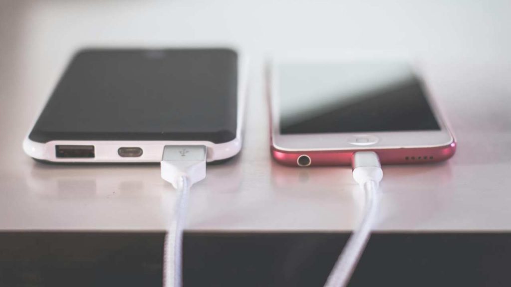 Rivoluzione telefonica, questa batteria non è più legale - agemobile.com (Foto pexels)