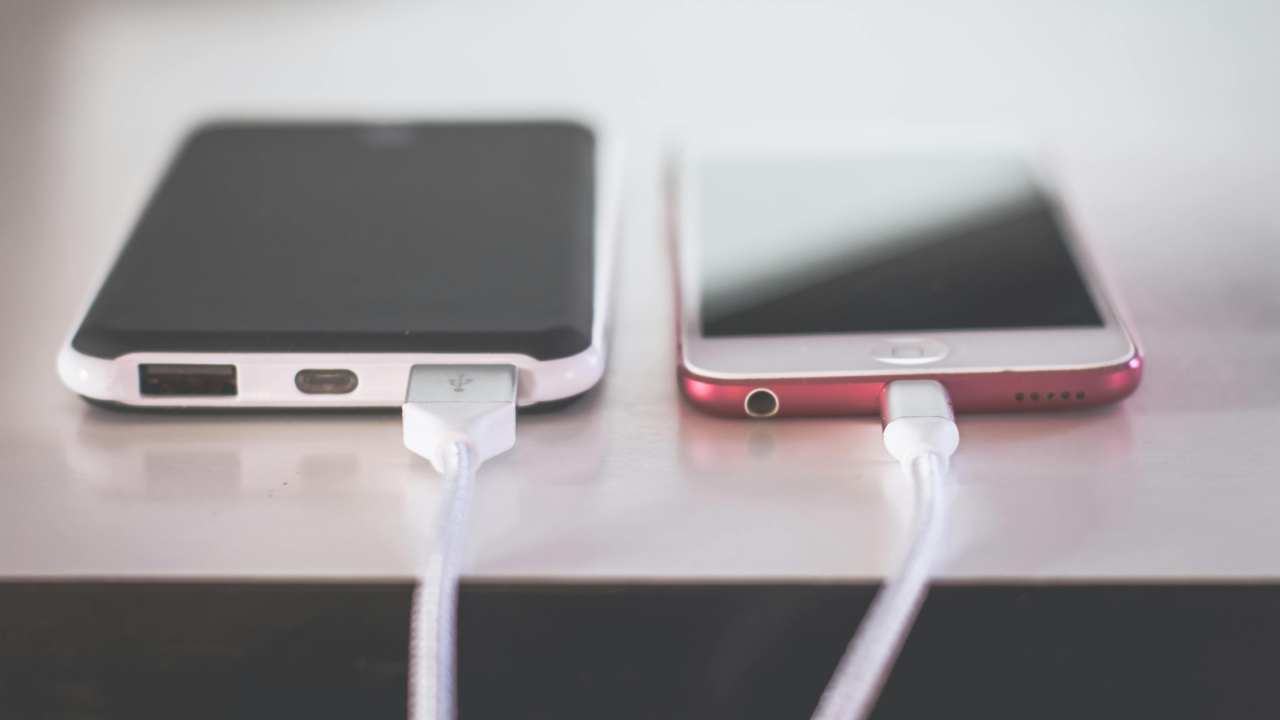 Rivoluzione telefonica, questa batteria non è più legale - agemobile.com (Foto pexels)