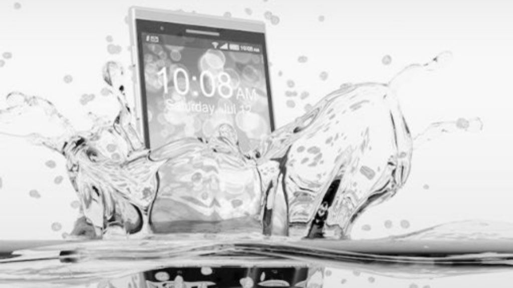 Smartphone in acqua: le procedure di emergenza - Agemobile.com