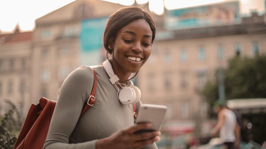 Stop ai cellulari nei luoghi pubblici - agemobile.com (Foto pexels)
