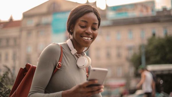Stop ai cellulari nei luoghi pubblici - agemobile.com (Foto pexels)