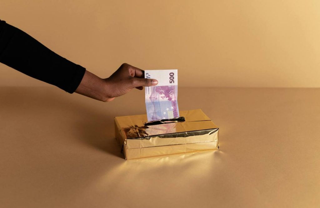 Bonus 500 euro (foto di cottonbro studio da pexels) - agemobile.com