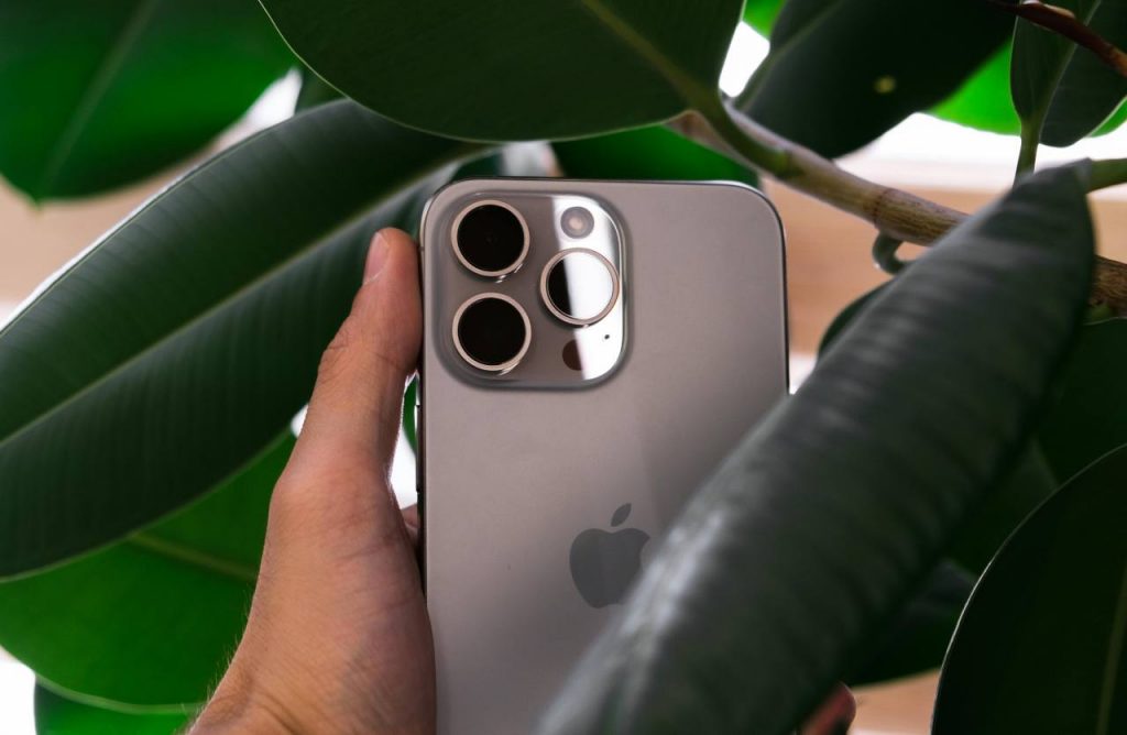 iPhone (foto di Zana Latif da pexels) - agemobile.com