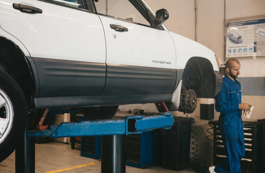 Revisione auto (foto di Artem Podrez da pexels) - agemobile.com