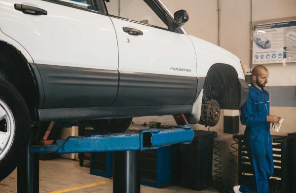 Revisione auto (foto di Artem Podrez da pexels) - agemobile.com