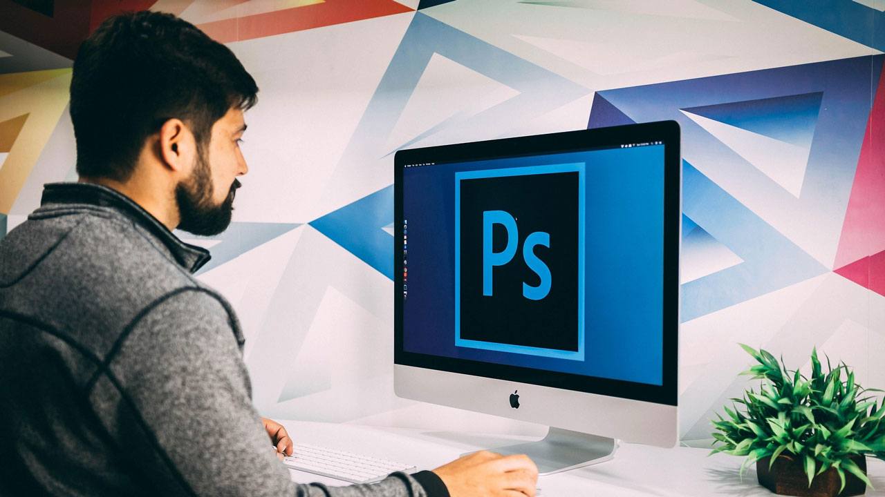 Svolta PHOTOSHOP: finalmente arriva su Android e dal telefonino potrai fare tutto
