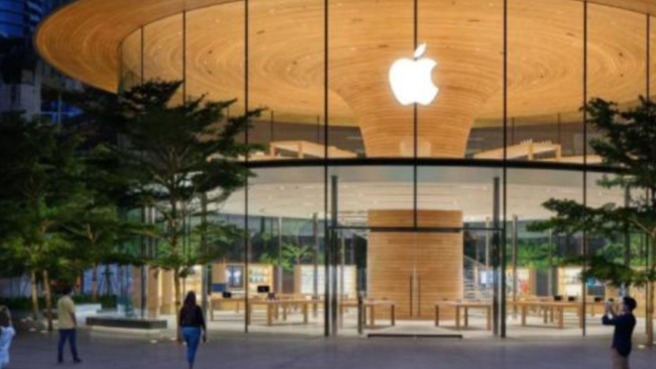 Svolta Apple: arrivano gli iPhone pieghevoli che sfidano Samsung | Quando saranno in vendita